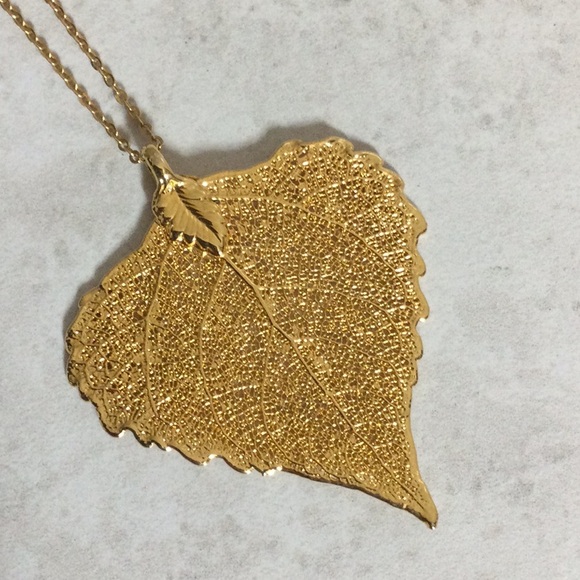 Gold filigree leaf drop on gold chain necklace - Picture 3 of 6